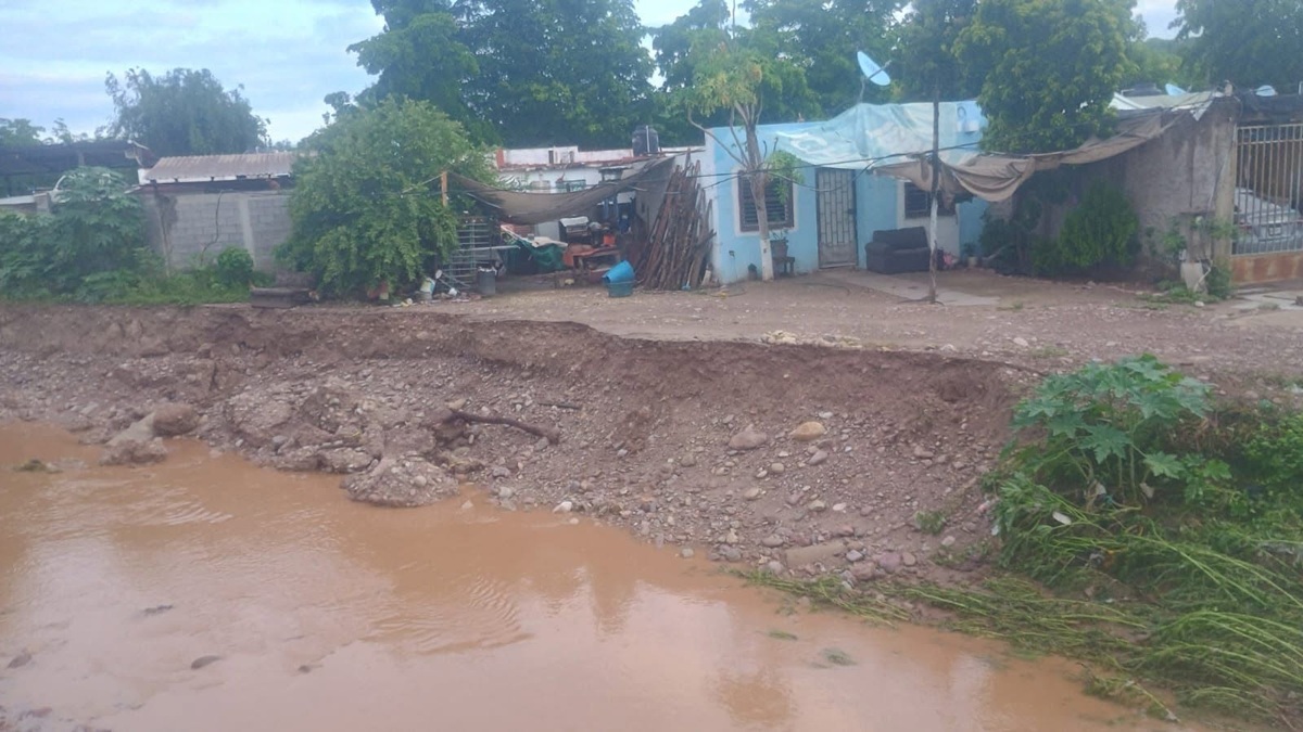 Piden vecinos de Hacienda Alameda muro de contención para evitar colapso de viviendas