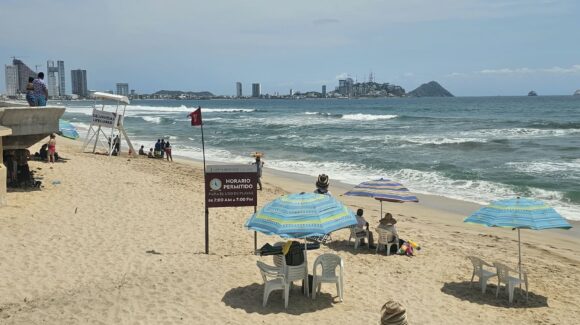 Salvavidas rescatan a cinco personas en playas de Mazatlán, Sinaloa; una fue llevada delicada a un hospital