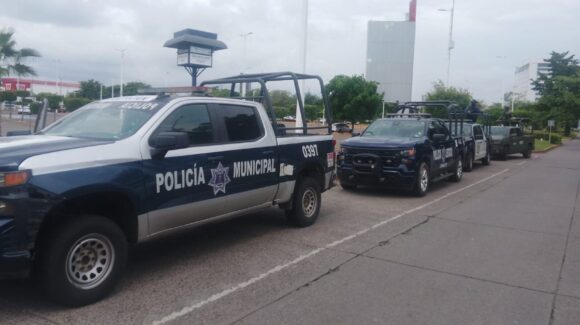 Por robar cables eléctricos, elementos de la Policía Municipal de Culiacán detienen a un hombre en la Real del Country