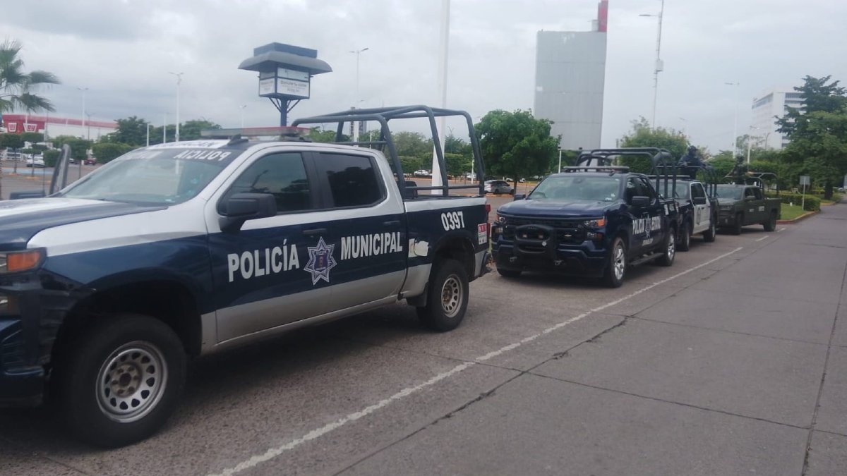 policia municipal de culiacan detienen a un hombre en la real del country