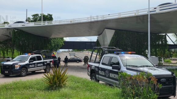 Policías municipales de Culiacán rescatan a un anciano en situación de calle en el Malecón Viejo
