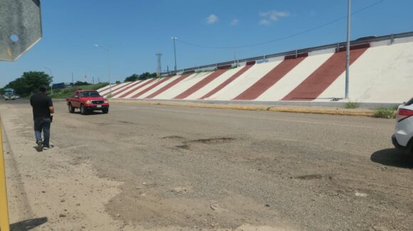 Lluvias frenan bacheo permanente en carreteras de Sinaloa; atienden puntos de riesgo