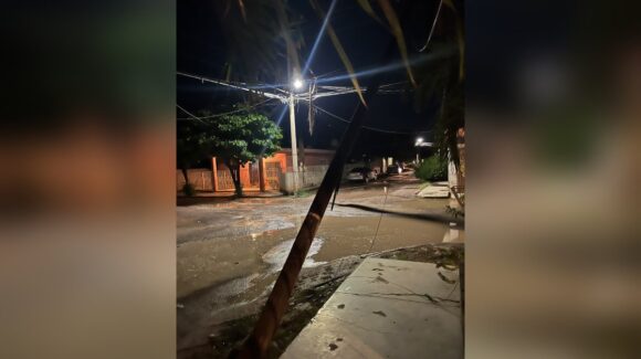 ¡Solo lo sostienen cables de luz! Poste de telefonía queda a punto de caer en colonia de Guasave, Sinaloa