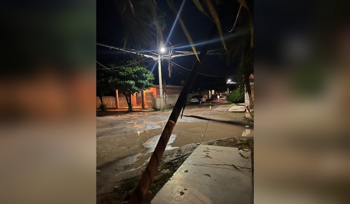 Poste a punto de caer en Guasave