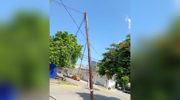 A días del regreso a clases, poste en mal estado preocupa a vecinos de la colonia Morelos, en Mazatlán, Sinaloa