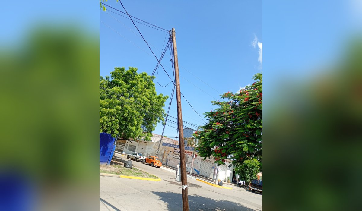 Poste apunto de caer en Mazatlán