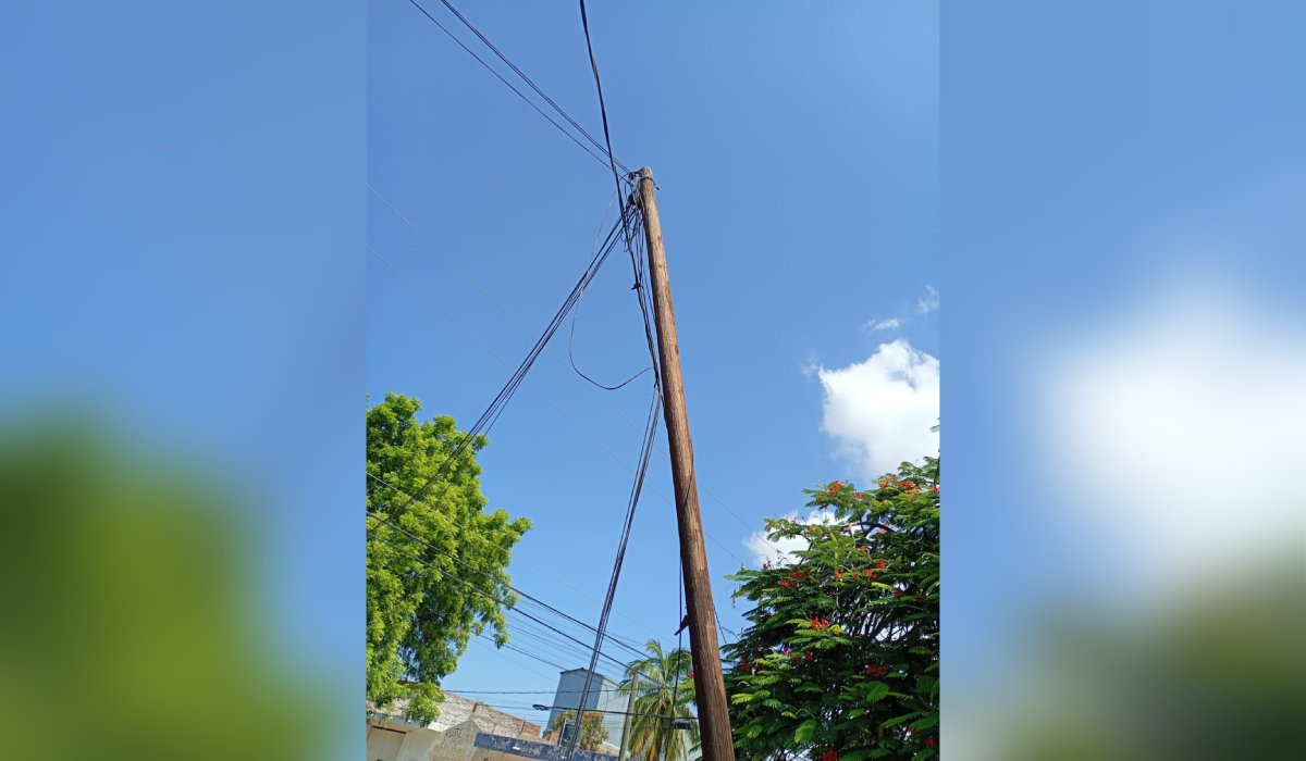 Poste apunto de caer en Mazatlán