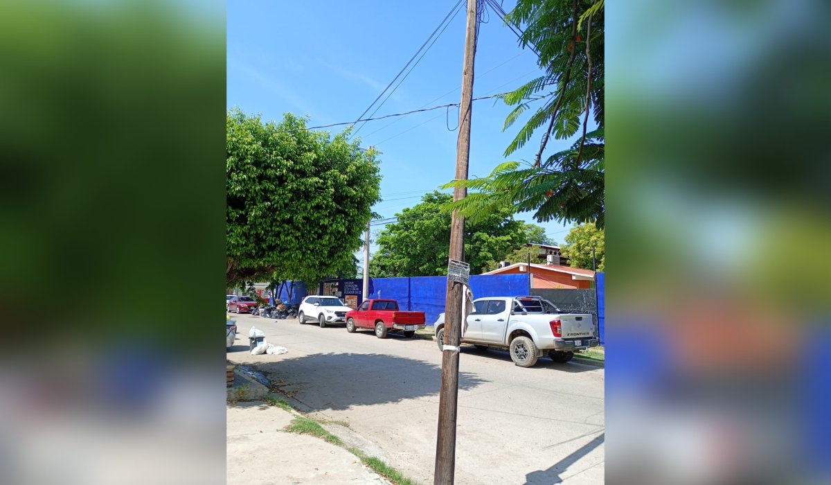 Poste apunto de caer en Mazatlán