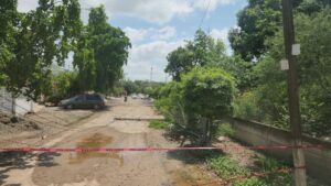 poste caido mantiene en riesgo a familias de callejones de guasavito lugar