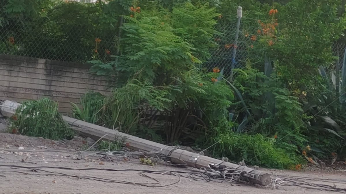 poste caido mantiene en riesgo a familias de callejones de guasavito