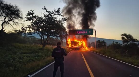 Bloqueos y quemas sacuden a Zamora y otros municipios de Michoacán; Sheinbaum confirma captura de un objetivo prioritario