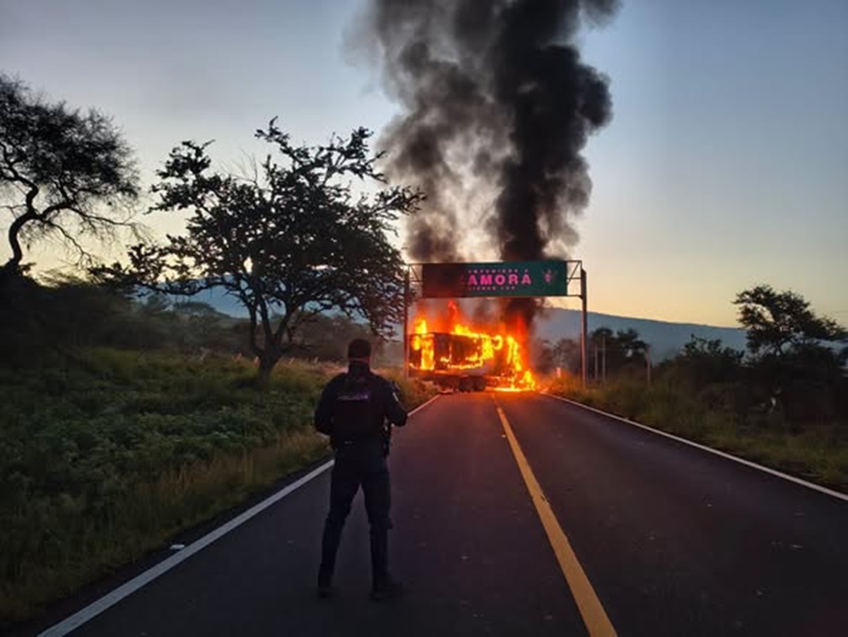 Quemas y bloqueos en Michoacán