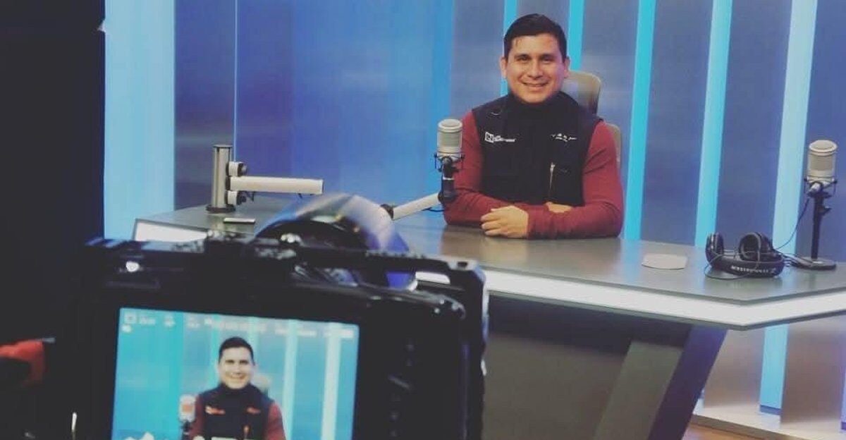 reconocen trayectoria del periodista fidel hernandez con maximo galardon