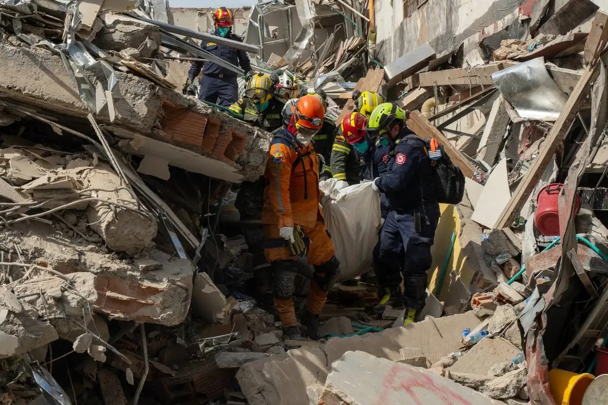 Recuperación de cuerpos entre los escombros tras sismo en Colombia