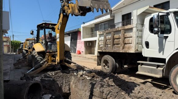 Acelera Jumapam rehabilitación de una línea sanitaria clave en la colonia Olímpica de Mazatlán, Sinaloa