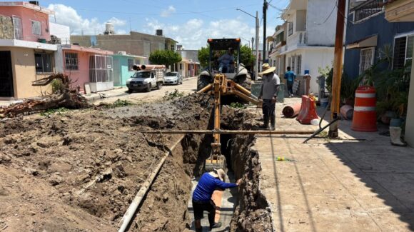 Bajo las calles de Mazatlán, Sinaloa renuevan tuberías para darle la vuelta a los derrames en tres colonias