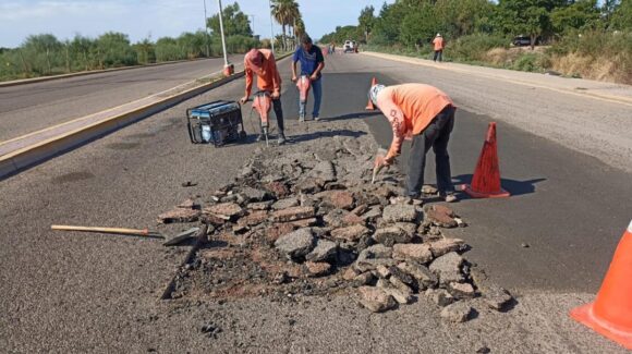No baja el ritmo el Ayuntamiento de Ahome con trabajos de bacheo y reposición de losas de pavimento