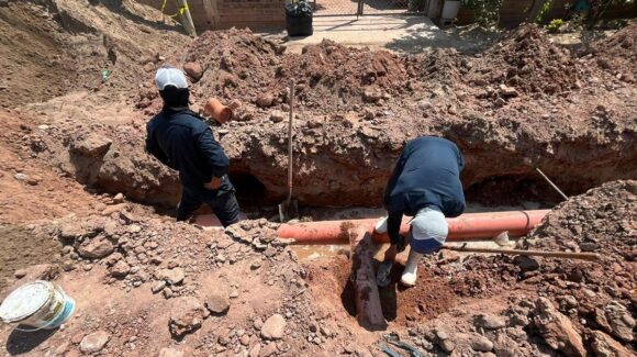 Emprende Japama rehabilitación del drenaje colapsado en una calle del Nuevo San Miguel