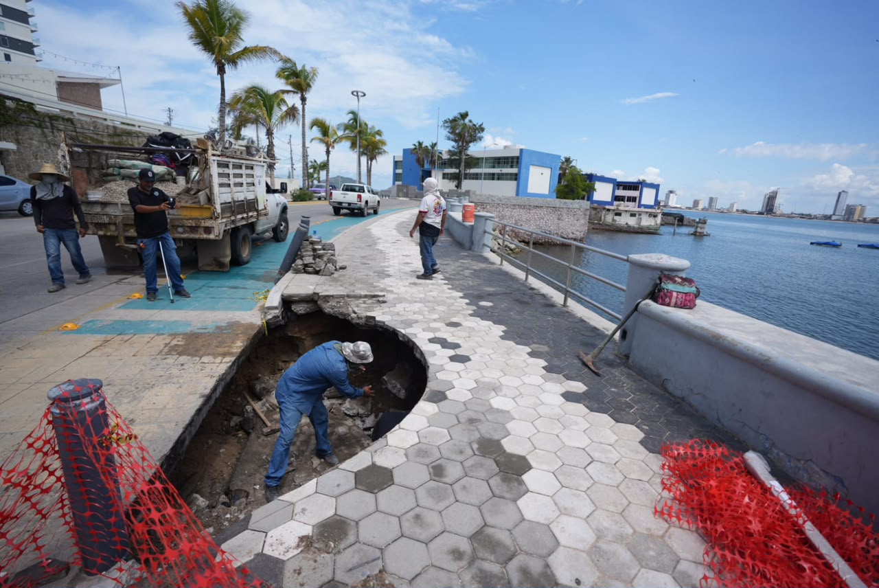 Reparan socavón en el Malecón de Mazatlán