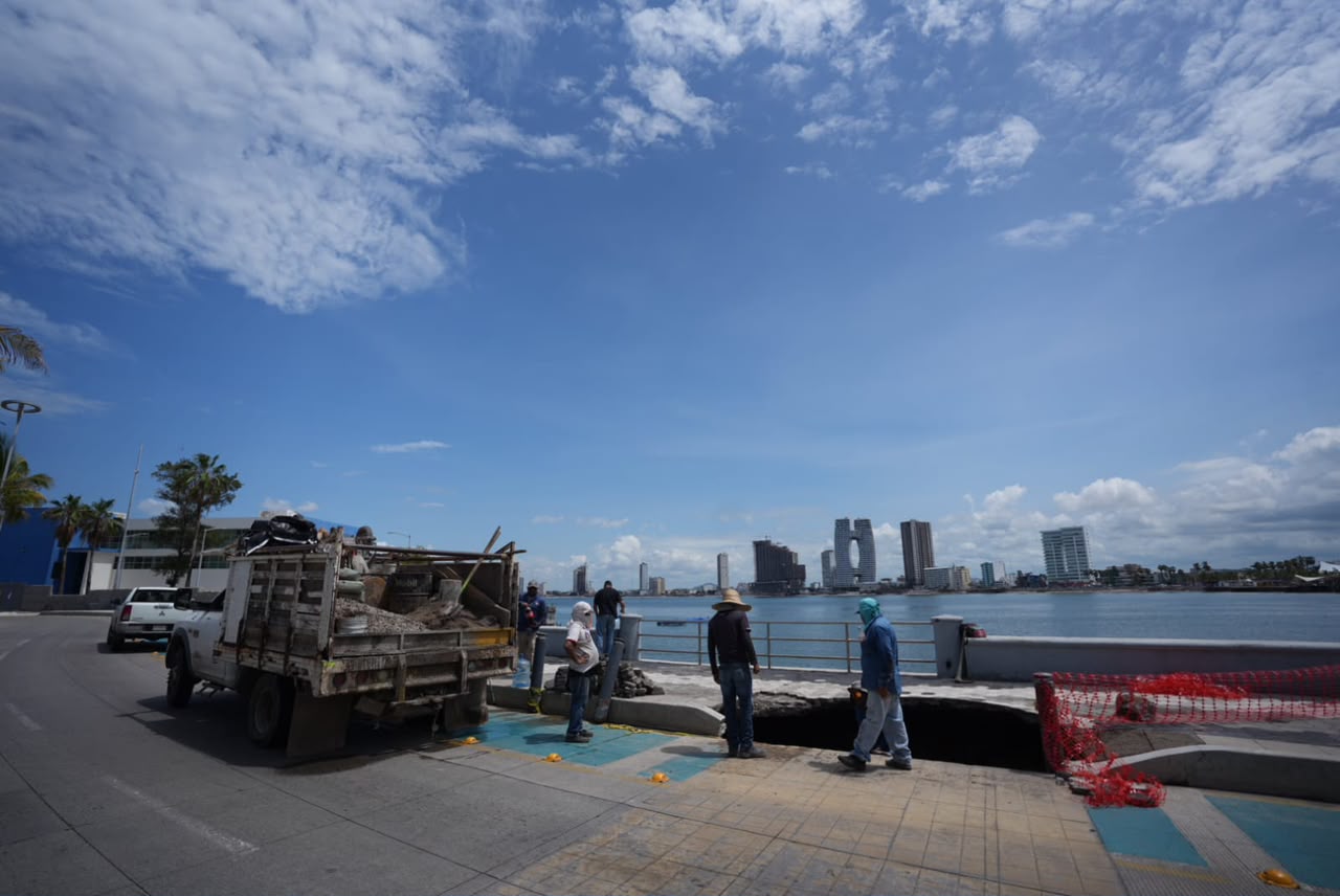 Reparan socavón en el Malecón de Mazatlán