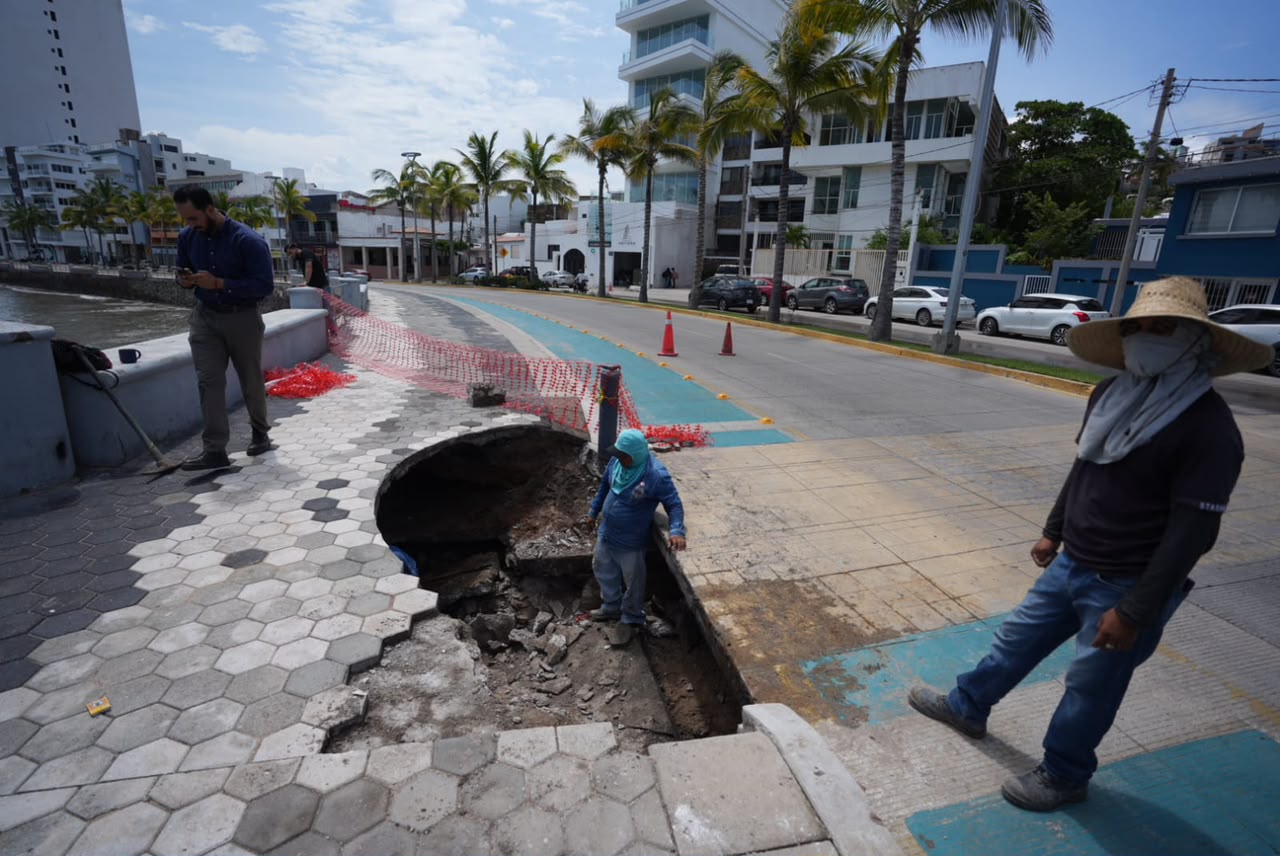 Reparan socavón en el Malecón de Mazatlán
