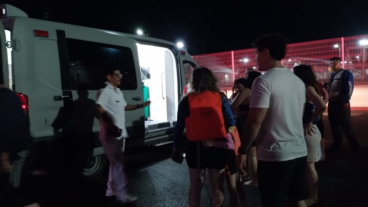 Rescatan a nueve personas de embarcación en Topolobampo