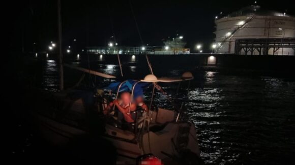 Elementos de la Marina rescatan a nueve personas varadas en aguas del puerto de Topolobampo, Sinaloa