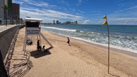 Salvavidas rescatan a tres turistas del oleaje en Mazatlán, Sinaloa, entre ellos un niño de 9 años