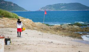 Rescatan a turistas de playas de Mazatlán