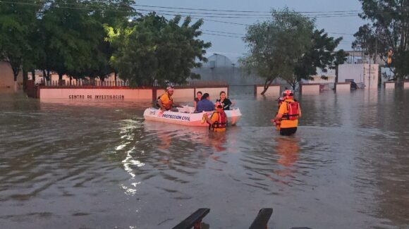 Usaron embarcaciones; rescatan a 14 personas tras inundaciones en el campo El Diez, Culiacán