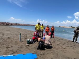 Voluntario de PC rescata a un hombre en playas Las Glorias