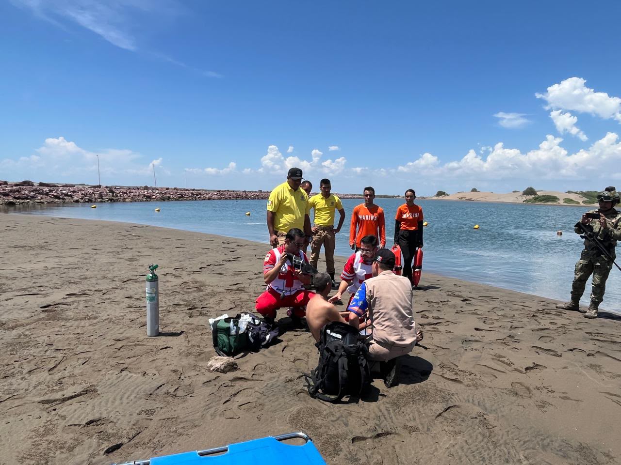 Voluntario de PC rescata a un hombre en playas Las Glorias