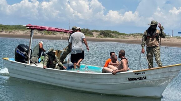 Voluntario de PC rescata a un hombre en playas Las Glorias, en Guasave, Sinaloa