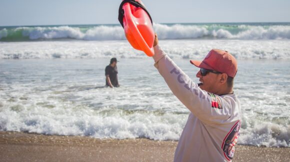 Seis bañistas desafían al mar y terminan rescatados en playas de Mazatlán, Sinaloa