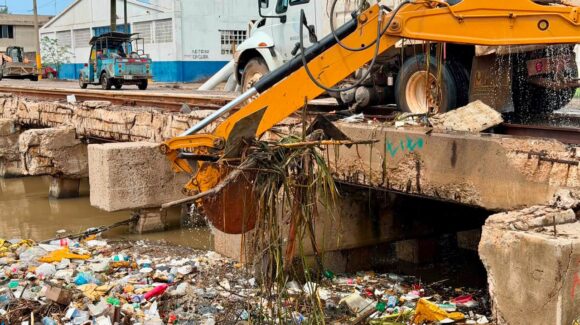 Lluvias dejan cientos de kilos de basura en la biobarda del puente Juárez de Mazatlán, Sinaloa