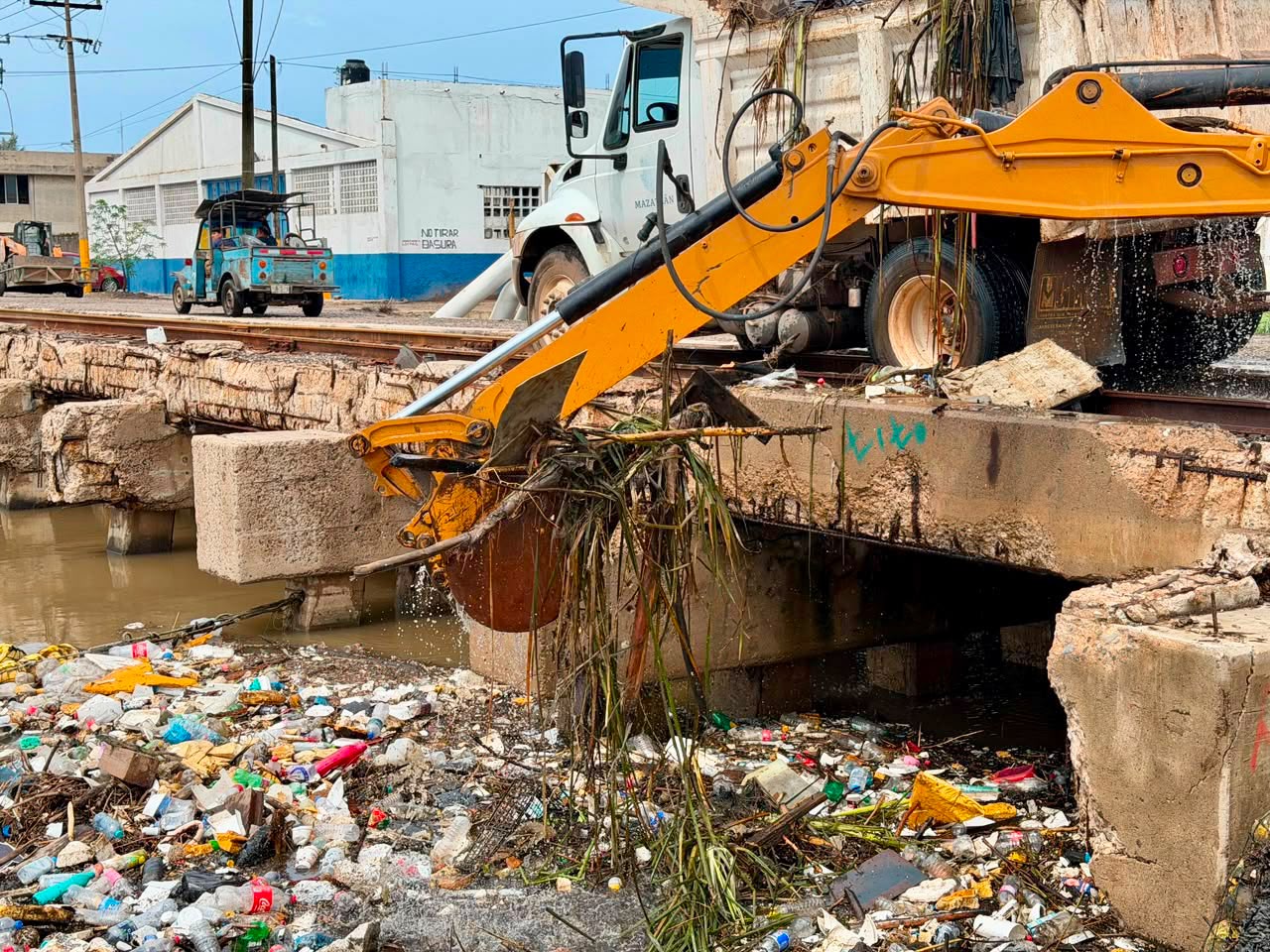 Retiran basura de biobarda tras fuerte lluvia en Mazatlán