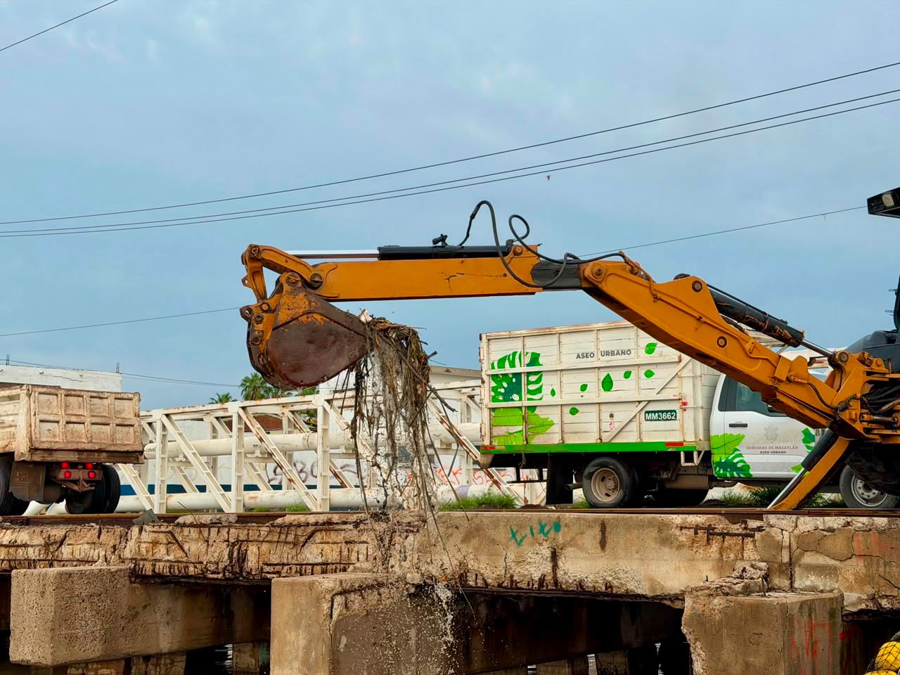 Retiran basura de biobarda tras fuerte lluvia en Mazatlán