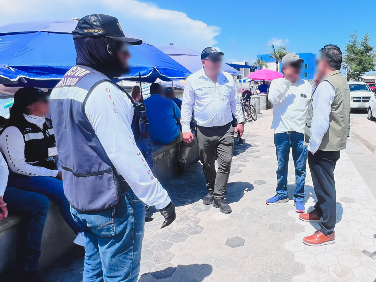 Retiro de sombrillas, mesas y sillas en playa Pinitos de Mazatlán