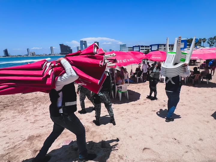 Retiro de sombrillas, mesas y sillas en playa Pinitos de Mazatlán