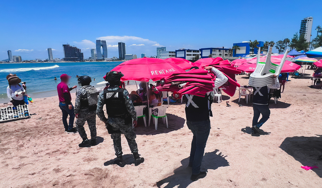 Retiro de sombrillas, mesas y sillas en playa Pinitos de Mazatlán