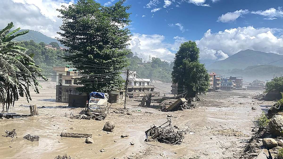 * Riada en Nepal arrasa pueblos: 98 muertos y casi 900 desaparecidos