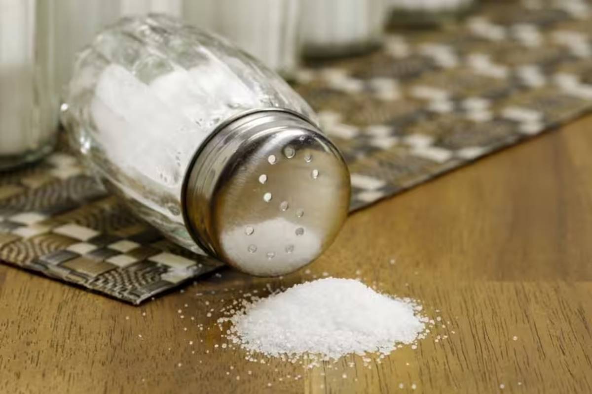 riesgos de consumir demasiada sal para los riñones