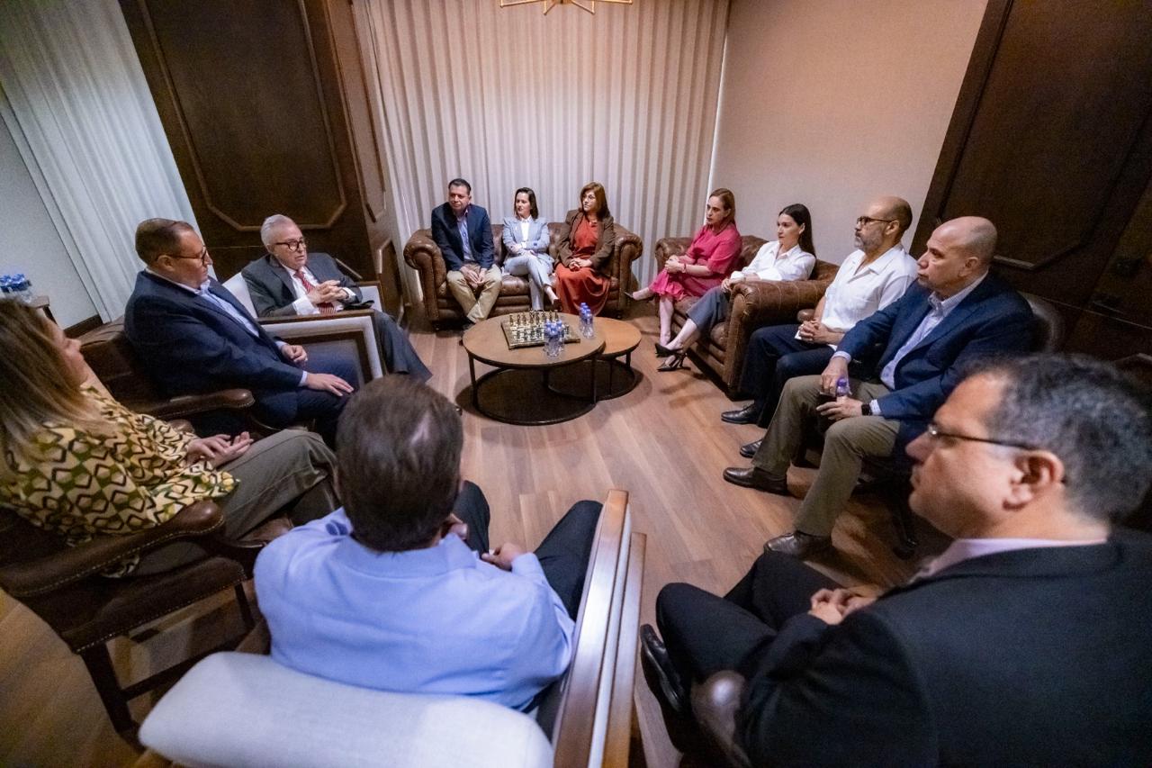 Rocha Moya se reúne con magistradas y magistrados del Supremo Tribunal de Justicia tras su