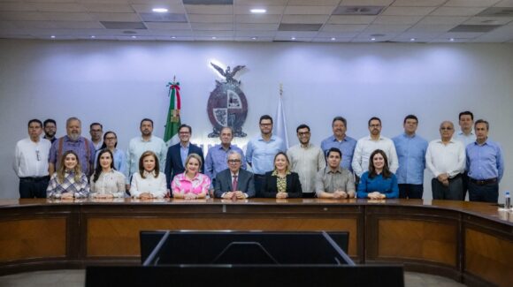 Rocha Moya toma posesión como gobernador de Sinaloa; regresa tras 112 días de licencia y se reúne con gabinete