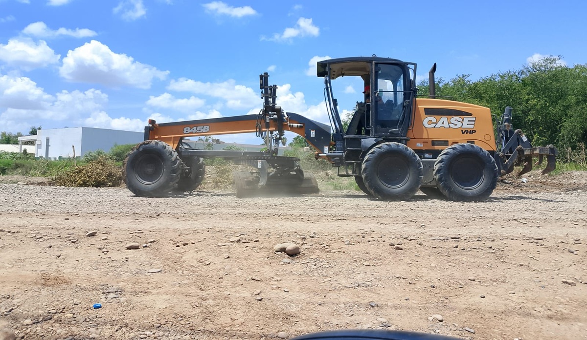 Se enfocan en reparar caminos por lluvias en Guasave