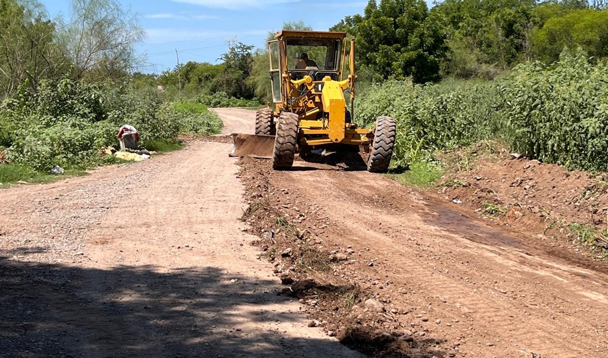 Se enfocan en reparar caminos por lluvias en Guasave