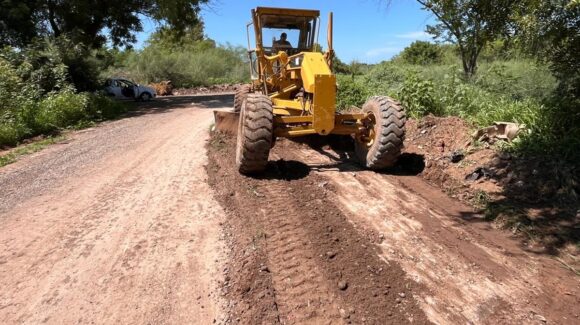 Obras Públicas despliega maquinaria en varios puntos de Guasave, Sinaloa, para mejorar caminos y vialidades