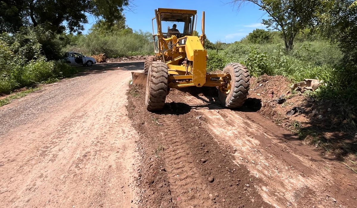 Se enfocan en reparar caminos por lluvias en Guasave