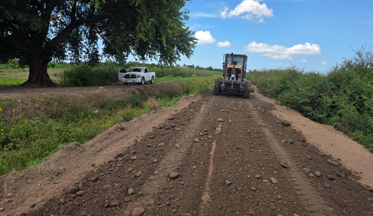 Se enfocan en reparar caminos por lluvias en Guasave