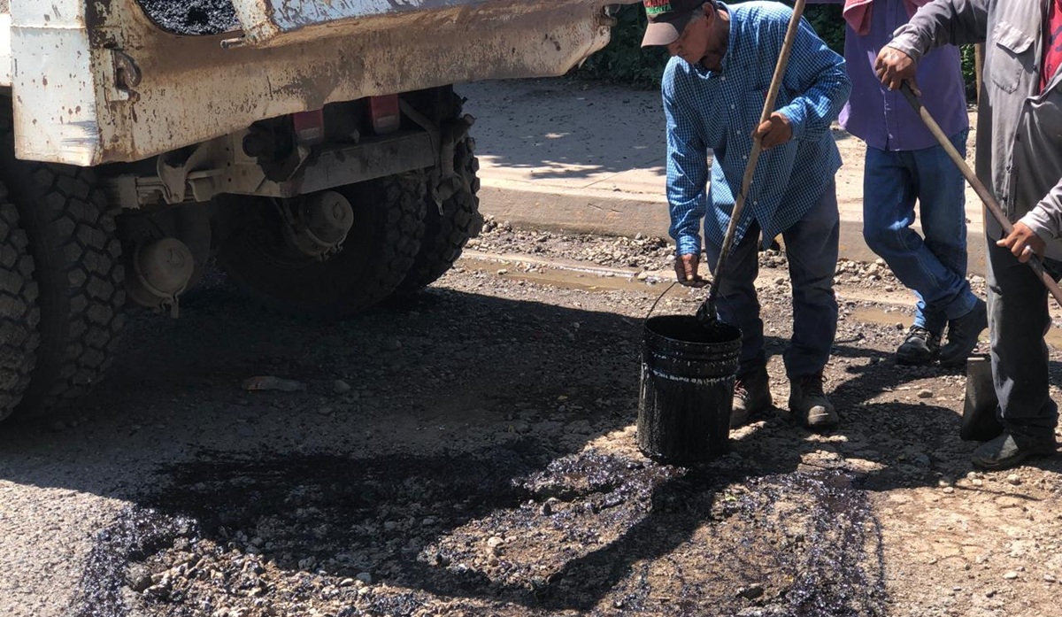 Se enfocan en reparar caminos por lluvias en Guasave
